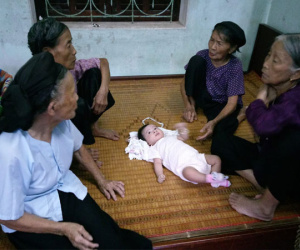 Khoảnh khắc các bô lão quây quần bàn luận sôi nổi để đặt tên cho cháu gái và sự thật phía sau khiến nhiều người bật cười