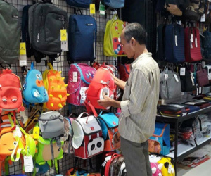 Người cha nghèo mua balo mừng sinh nhật con gái 7 tuổi và câu chuyện phía sau khiến ai biết được cũng rơi lệ