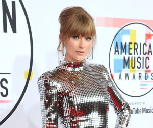 Taylor Swift xinh đẹp, lấn át dàn sao trên thảm đỏ American Music Awards