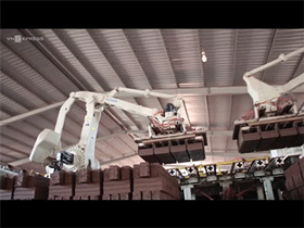 Video: Robot bốc gạch thay thế 30 nhân công ở Bắc Giang