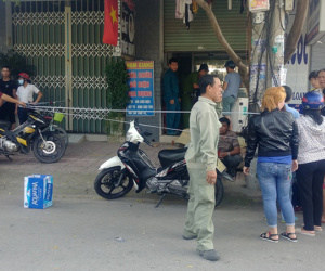 Người đàn ông bán vé số gục chết trước cửa tiệm thuốc tây