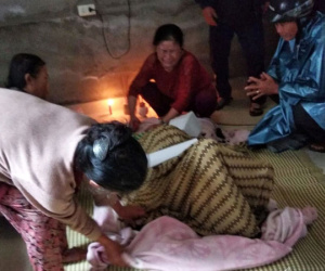 Người thân khóc ngất bên thi thể cụ bà bị lửa thiêu cháy
