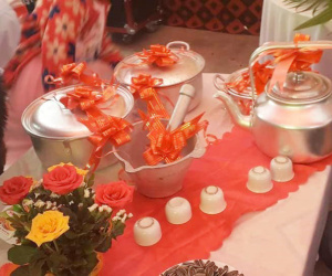 Quà cưới như thời 'ông bà anh' của hội bạn thân lầy lội, tặng cả xoong nồi chày cối không thiếu thứ gì