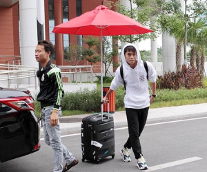 Tuyển Việt Nam hội quân: Văn Toàn siêu cute, một mình lên tuyển