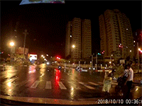 Video: Hai cô gái say rượu liên tục ngã giữa phố Hà Nội