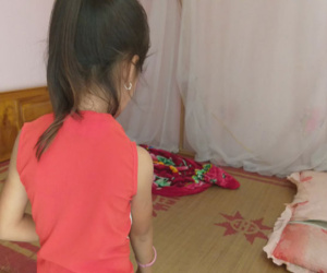 Bé gái 6 tuổi thơ ngây kể lại giây phút bị hàng xóm kéo vào buồng xâm hại