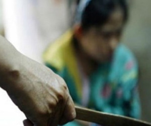 Chồng suy diễn lời tôi nói rồi dùng dao tự làm thương bản thân