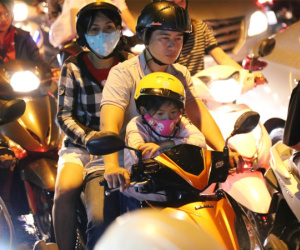 Kẹt xe kinh hoàng sau cơn mưa chiều ở Sài Gòn, trẻ em mệt mỏi ngủ trên xe máy