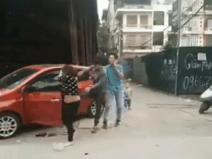 Mặc con nhỏ khóc thét vì sợ, chồng vẫn lao vào túm tóc, đạp liên tiếp vào bụng vợ ngay trên phố Hà Nội