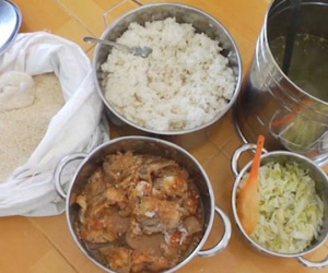 Phụ huynh 'lọt' được vào trường và chứng kiến con ăn cơm mốc: Do gạo ruộng, không hóa chất?