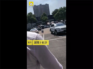 Video: Nữ khách hàng lái xe 7 chỗ lao thẳng vào đại lý ôtô