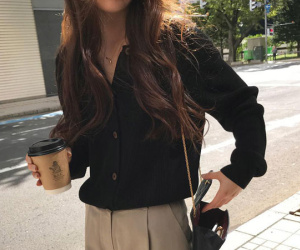 Cardigan giờ không chỉ để khoác ngoài mà còn được tận dụng làm áo len chui đầu xinh bá cháy