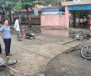 Long An: Thương tâm nhóm học sinh bị dây điện rớt trúng khi sét đánh, 2 em chết, 4 em bị thương ngay trước cổng trường
