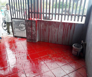 Một gia đình ở Hải Phòng nửa đêm bị đổ sơn đỏ vào cửa nhà