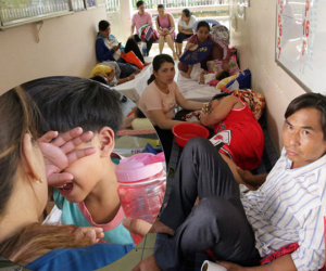 Một ngày ở BV Nhi tại Sài Gòn: Bệnh nhân nằm 'phơi nắng, phơi sương' dọc hành lang bệnh viện