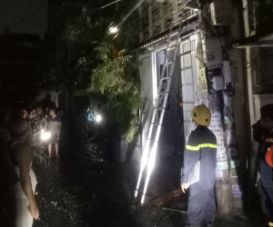 Nhà 4 tầng rào kiểu 'chuồng cọp' ở Sài Gòn bốc cháy, đội PCCC gặp khó khăn để tiếp cận dập lửa
