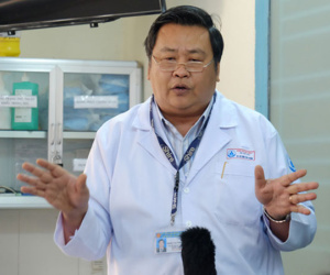 TP.HCM: Mẹ bận bán rau trước nhà, con trai 19 tháng tuổi chúi đầu vào thùng nước ngưng tim