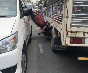 Xe máy 'kẹp' 3 va chạm với xe tải và taxi, 3 nam sinh người bị ngã, người lọt gầm ô tô chấn thương