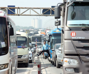 6 ô tô đâm nhau, nghìn người khổ sở chôn chân trên cầu Thanh Trì