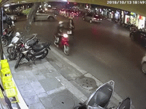 Video: Khoảnh khắc bất cẩn khiến người phụ nữ nhận cái kết đắng giữa phố Hà Nội