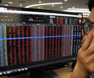 Sắc đỏ trở lại, VN-Index giảm hơn 18 điểm