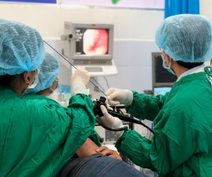Uống nước khi đang xỉa răng, nam thanh niên bị cây tăm đâm xuyên dạ dày