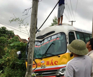 Xe buýt đâm gãy cột điện sau va chạm, hành khách hoảng loạn