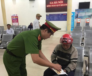 Cụ ông bị lẫn đi lạc, kiệt sức giữa sân ga Hà Nội được các chiến sỹ Công an giúp đỡ