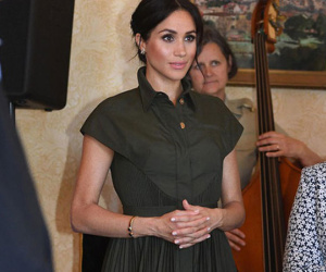 Khéo léo che bụng bầu bằng váy xếp li đắt đỏ, Công nương Meghan thu hút mọi ánh nhìn nhờ vẻ sang trọng tuyệt đối