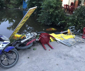 Lái xe ôtô đâm vào đám tang khiến 8 người bị thương rồi bỏ trốn