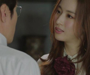 Ngày tôi đưa thiệp mời, người yêu cứ bần thần rồi hỏi tôi: 'Liệu giờ anh hỏi cưới em có được không?'