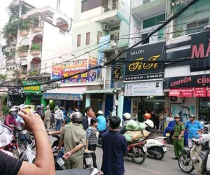 Nghi can cướp giật dùng mảnh kính doạ tự tử khi bị công an truy bắt