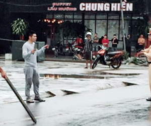 Thanh niên ngáo đá cầm dao 'lang thang' giữa đường