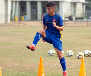 U19 Việt Nam phải tập bóng ném vì mặt sân tại Indonesia quá xấu