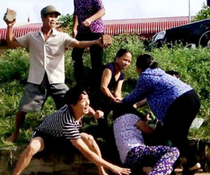 Bị ngăn chặt cây hoa sữa, 8 người xông ra đánh, chém vợ chồng hàng xóm dã man