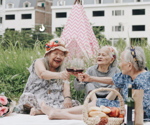 Bộ ảnh đáng yêu về 'hội chị em' U90 đi picnic trong viện dưỡng lão: Đời có bao lâu, ta cứ vui thôi!