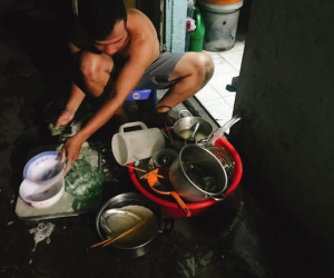 Không muốn vắt óc nghĩ quà 20/10 cho vợ, chồng tuyên bố một câu xanh rờn, nào ngờ vợ cao tay khiến anh khóc ròng