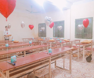 Lớp nhà người ta: Tặng quà 20/10 cho các bạn nữ toàn là băng vệ sinh, mỳ hộp, dép tổ ong...