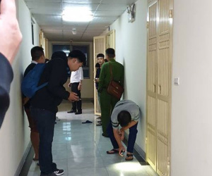 Bé sơ sinh rơi xuống sân chung cư, hai cô gái được đưa đi để làm rõ
