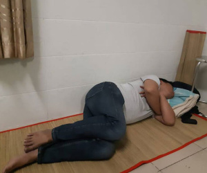Nhìn cảnh ông chồng đi chăm gái đẻ mà ngủ say tít trong khi con khóc, vợ đau, người cáu tiết, người lại cảm thông