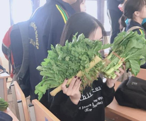 20/10 tặng con gái trong lớp toàn rau xanh và băng vệ sinh, những chàng trai tâm lý nhất năm đây rồi