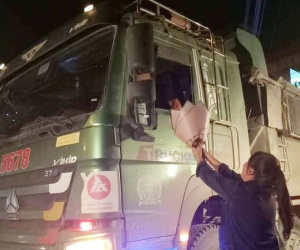 Bác tài xế lái xe 'hổ vồ' vội dừng xe, kéo nhanh chiếc kính mua bó hoa tặng vợ nhân ngày 20/10 khiến nhiều người xúc động