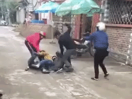 Chồng một mình 'chống lại cả thế giới' khi bị nhà vợ bắt quả tang cầm hoa quà, chở người phụ nữ lạ ngày 20/10