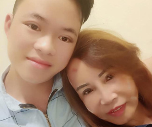 Chú rể 26 tuổi tự dành dụm mua tặng vợ 62 tuổi kim cương làm quà 20/10 khiến dân mạng ghen tị