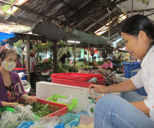 Rau sạch vẫn khó bán ở chợ