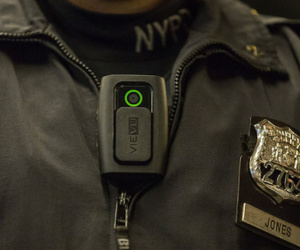 Camera đeo người bỗng nhiên bốc cháy, cảnh sát New York lo ngại