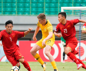 HLV Hoàng Anh Tuấn: 'Đây là sân chơi quá lớn với U19 VN'