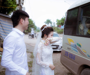 Phía sau bức ảnh cô dâu lau nước mắt chào người thân về nhà chồng: 'Mẹ mình bị ung thư, từ giờ ai sẽ đưa mẹ đi viện...'