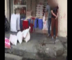 Video: Sau khi đâm gục bà chủ tiệm gạo, hung thủ kề dao vào cổ người khác ngay gần vũng máu