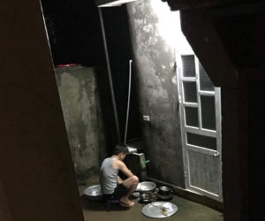 Vợ bức xúc vì chồng vừa rửa bát đã 'tặng' 3 cái tát làm quà 20/10, nghe hết chuyện chị em lại hùa vào trách thêm